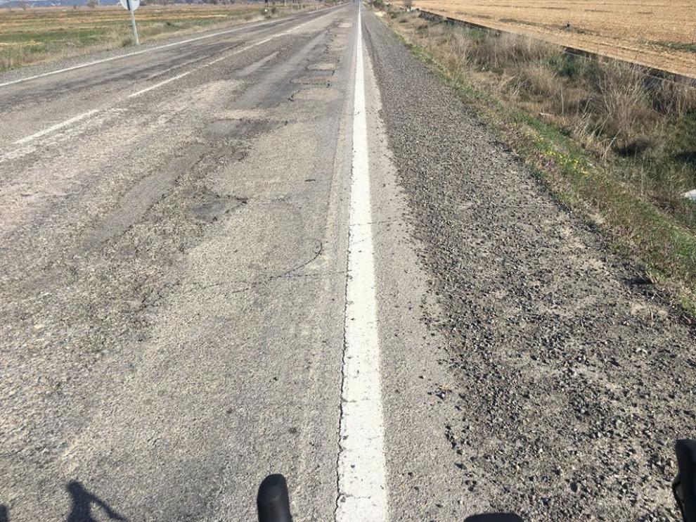 Los usuarios de la carretera A-129 Sariñena-Zaragoza se quejan de su mal estado