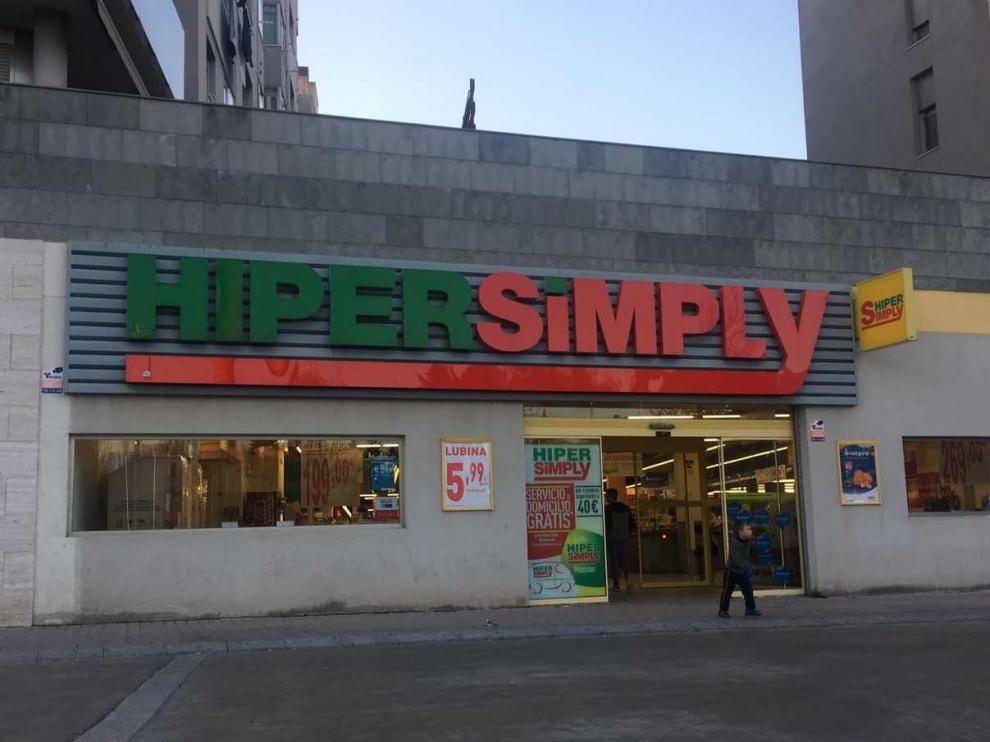 Los trabajadores del Simply de Monzón se concentran este jueves para pedir unos despidos dignos