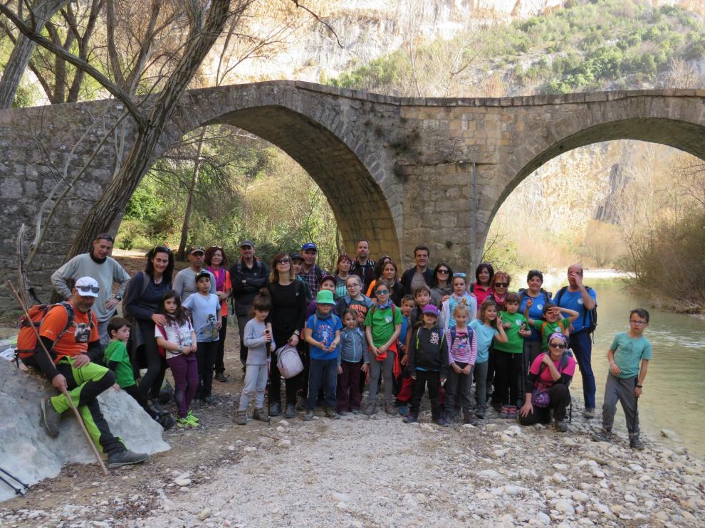 Peque Guara recorre los abrigos prehistóricos del Vero