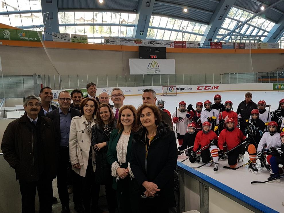 La consejera Mayte Pérez ha visitado a los alumnos de tecnificación deportiva de Jaca