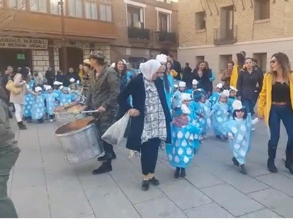 Casi un millar de personas celebra el carnaval con el colegio Santa Ana de Monzón