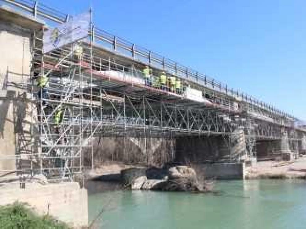 La rehabilitación del puente de la N-240 sobre el río Cinca de Monzón finalizará antes del verano