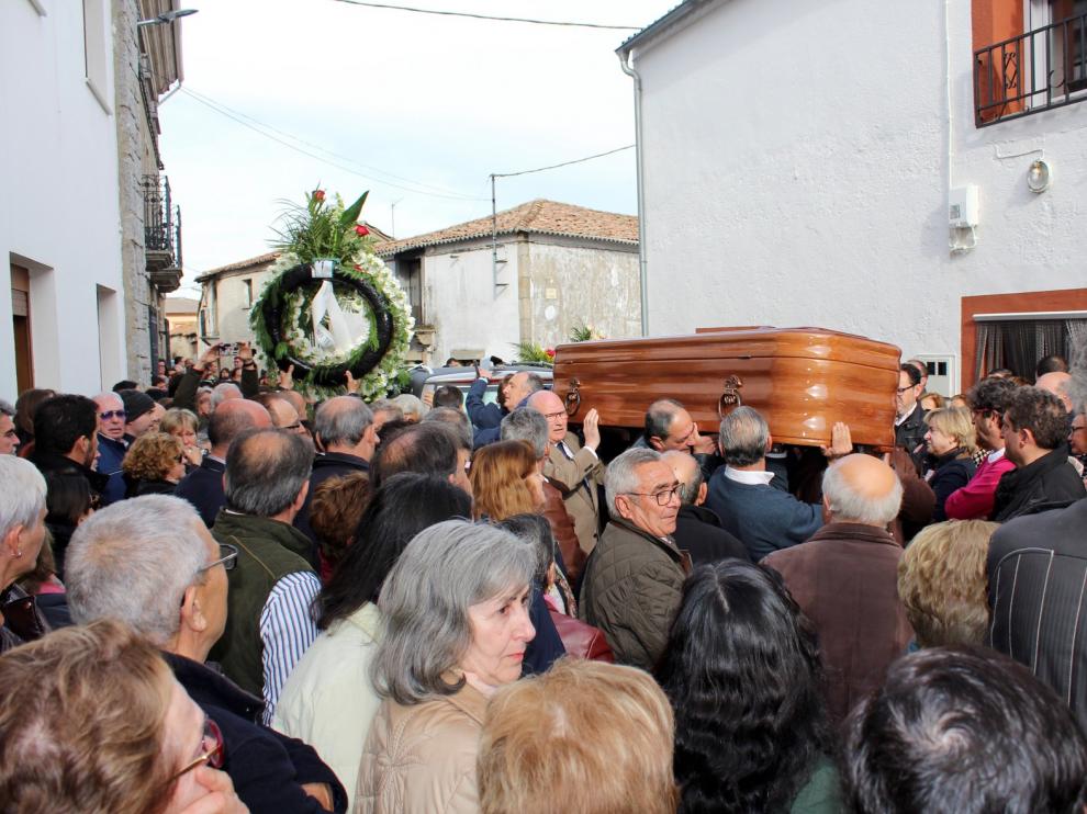 "Los Lobos" se unen a cientos de personas para despedir a José Pinto
