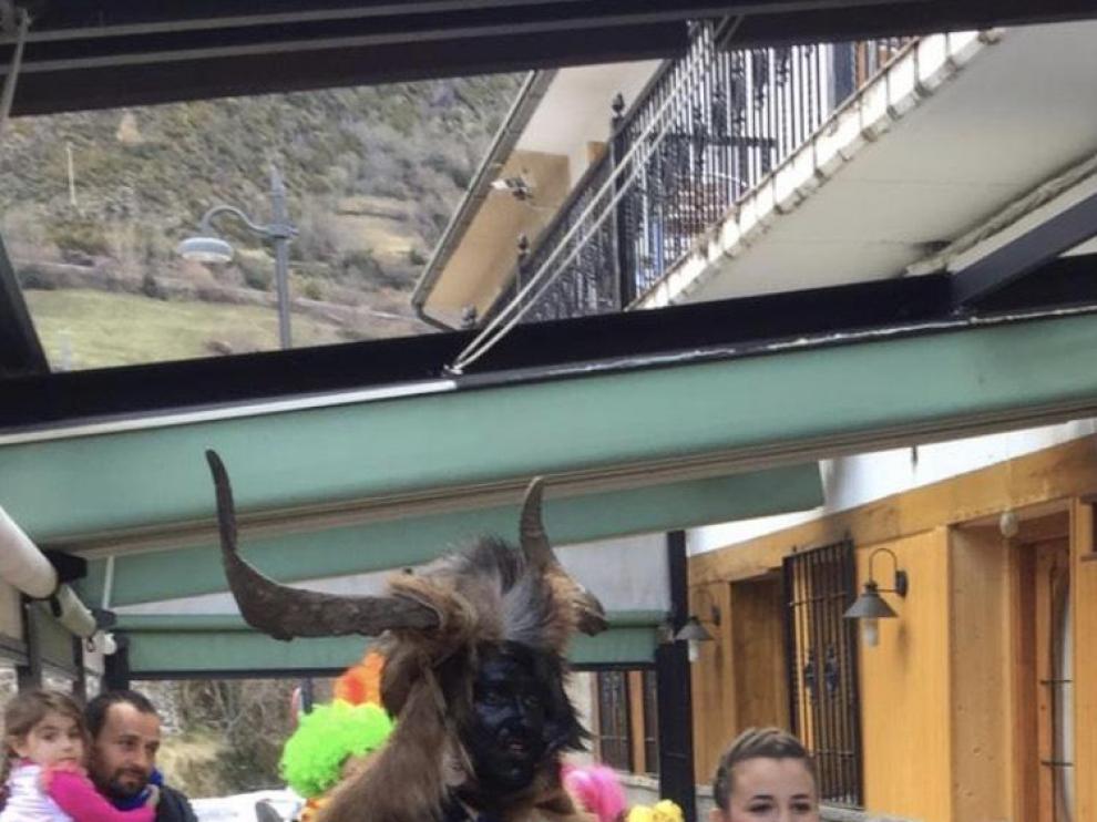 Gran ambiente de color y tradición en el Carnaval de Bielsa