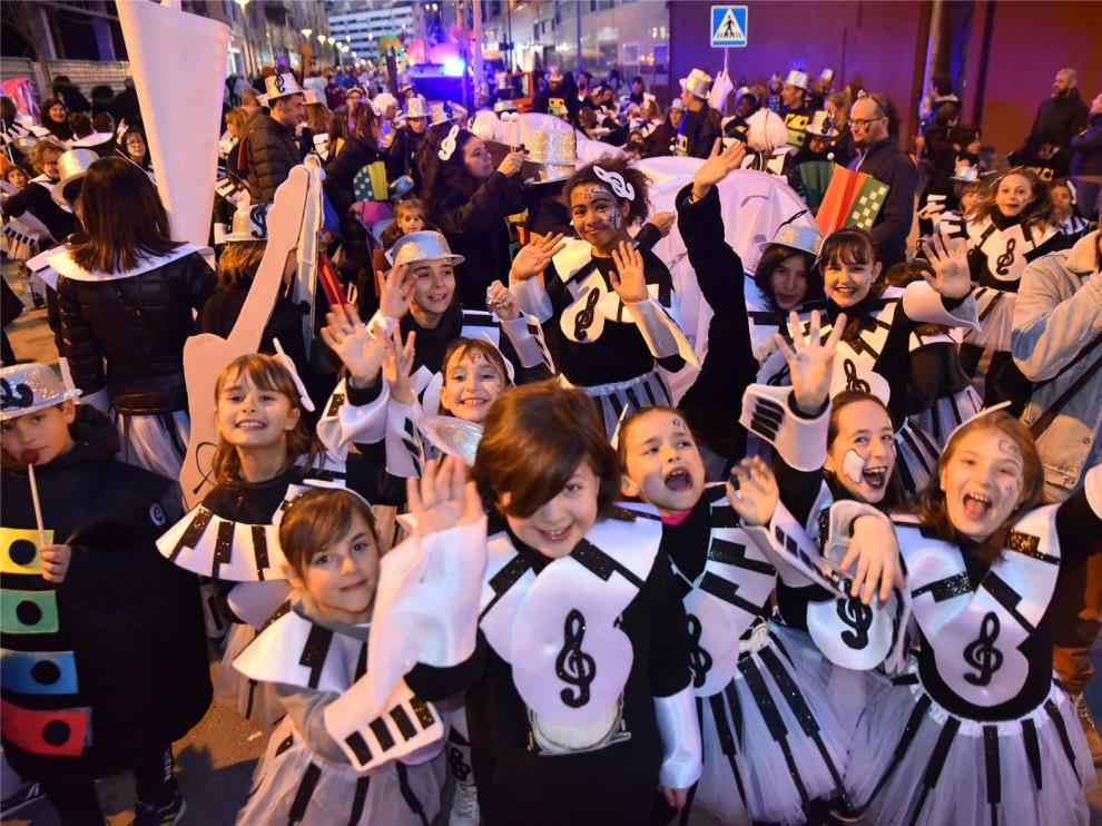 Desfile de imaginación y muchas ganas de divertirse en el carnaval de Huesca
