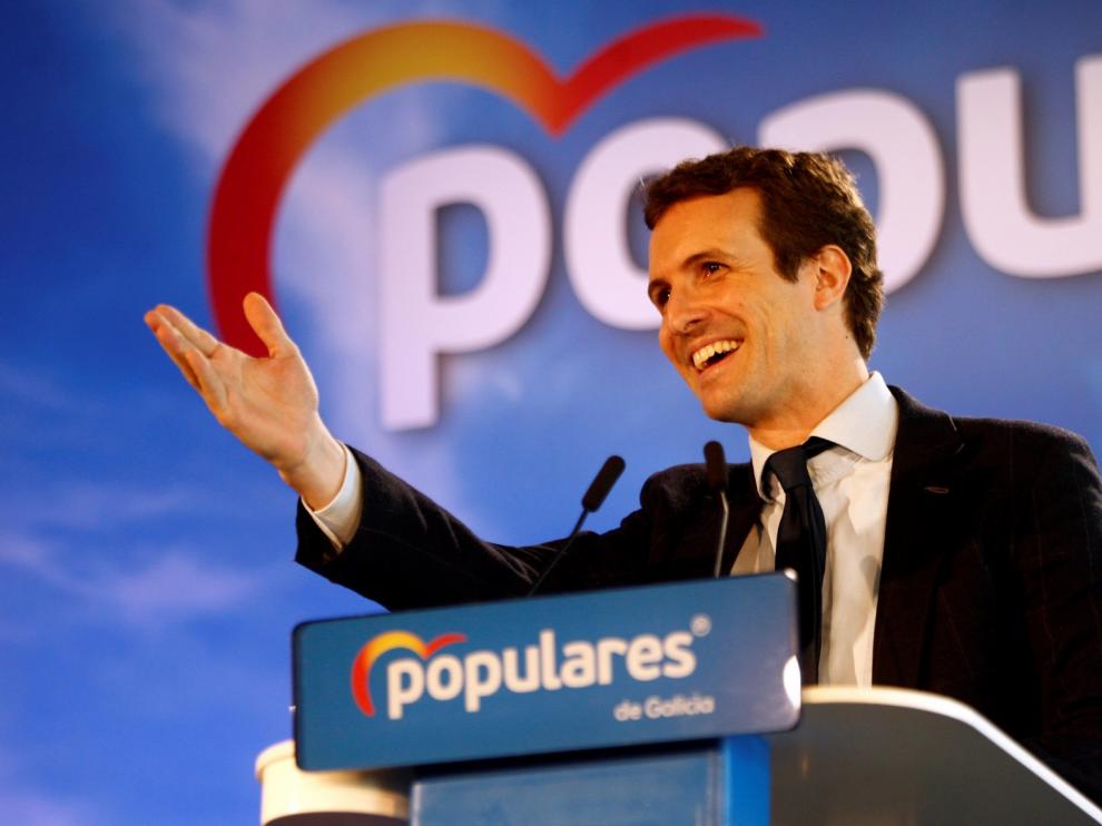 Casado dice que no gobernará a golpe de decreto como Sánchez