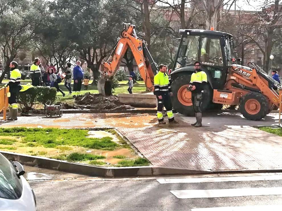 La rotura de una tubería deja sin agua a una parte de la zona de Los Olivos de Huesca
