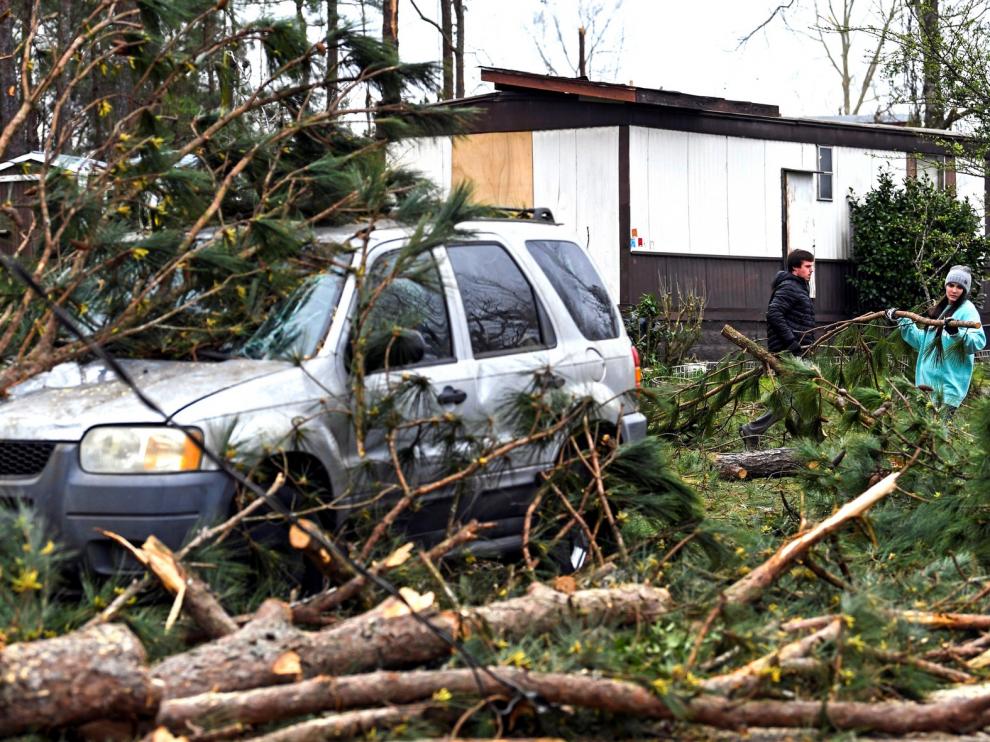 Aumentan a 23 los muertos por los tornados del domingo en el sur de EEUU