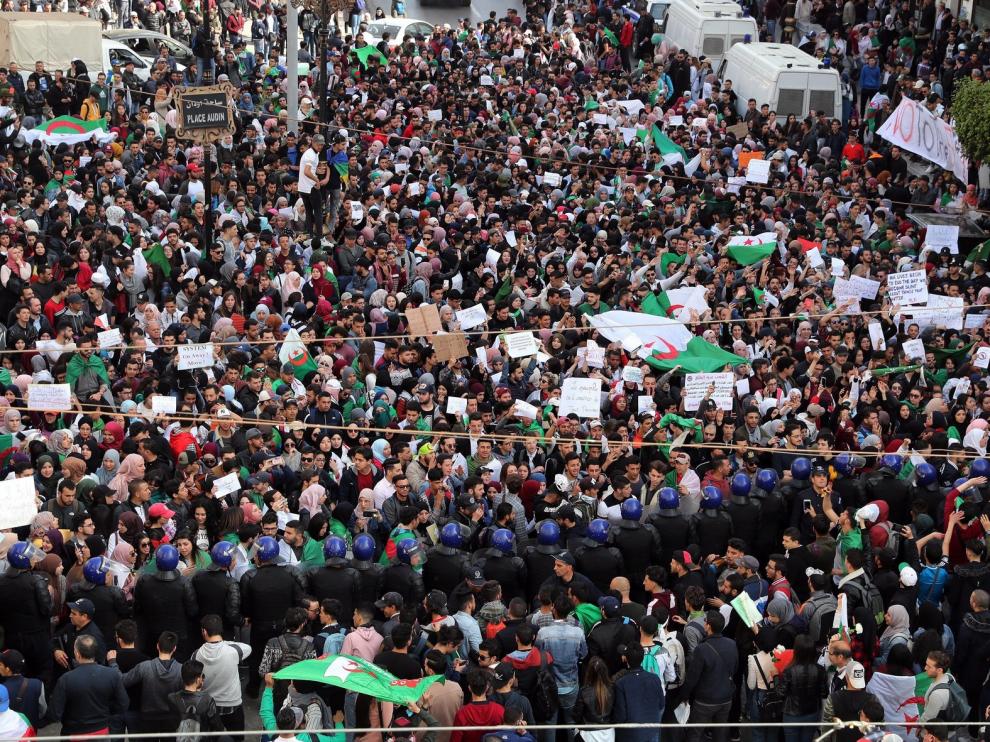 Los estudiantes argelinos siguen las protestas contra Bouteflika