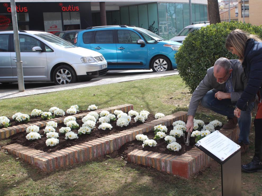 El reparto de flores, un símbolo de reconocimiento en Monzón