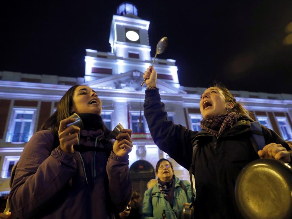 Caceroladas, cánticos y consignas feministas inician reivindicaciones del 8M