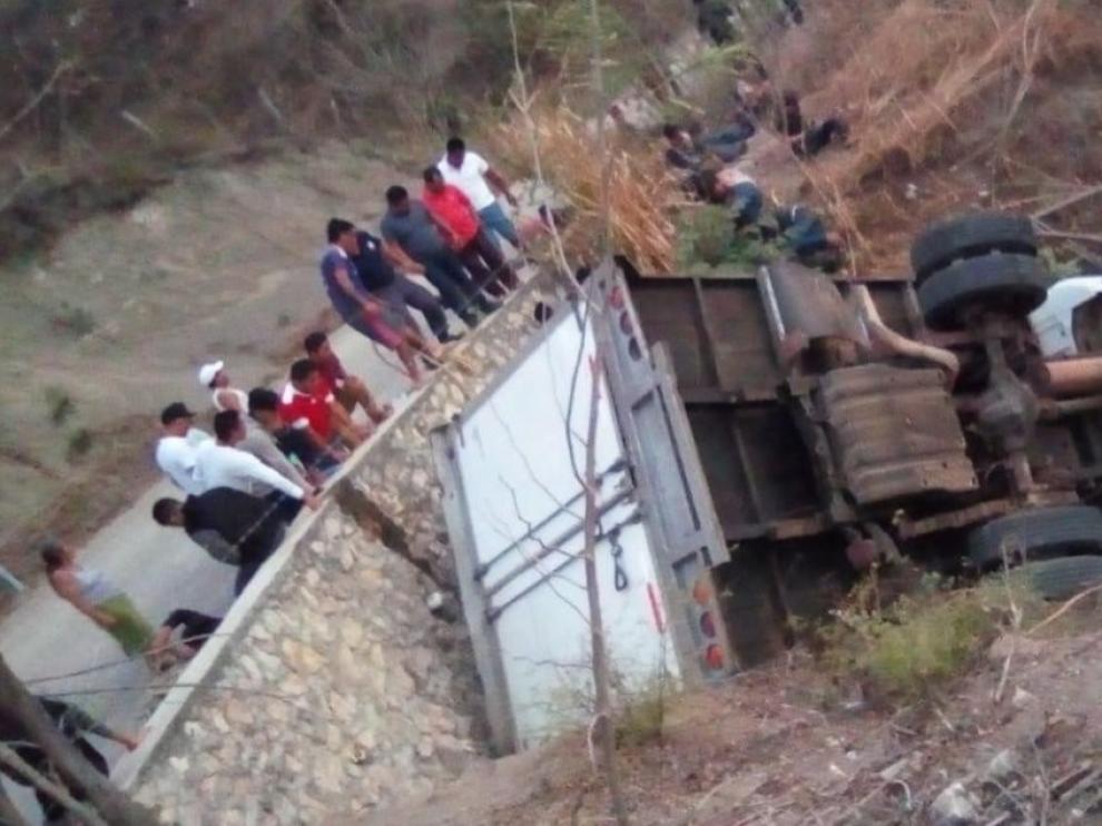 Al menos 25 migrantes centroamericanos mueren al volcar un camión en México
