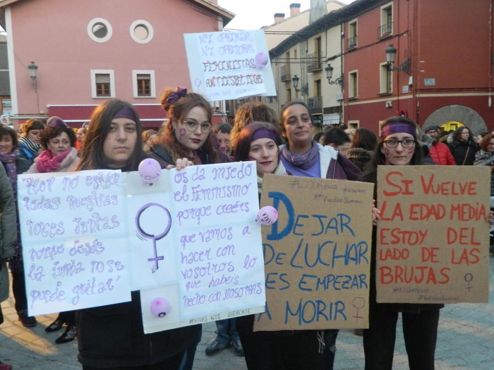 El ayuntamiento de Jaca y la estación de Canfranc se iluminan de morado en defensa de la igualdad