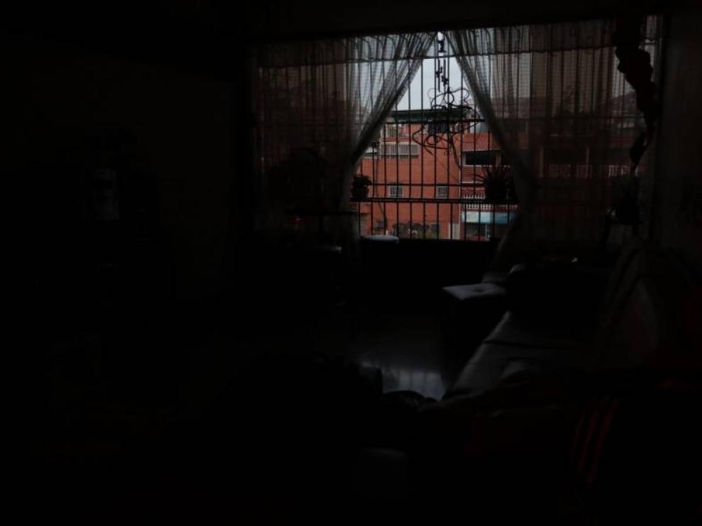 Vuelve la luz a parte de Caracas y otras zonas siguen sin suministro