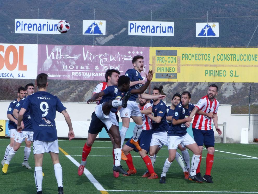 El Sabiñánigo perdona y se acaba hundiendo