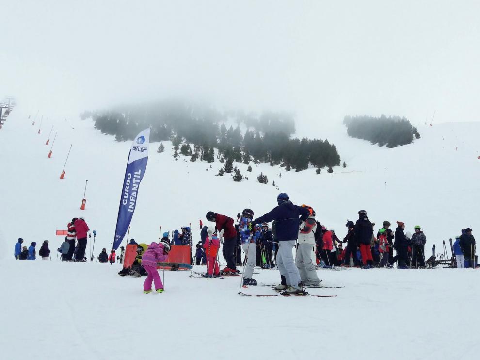 Las estaciones de esquí reciben un aporte extra de nieve polvo