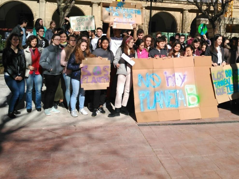 Los alumnos de Secundaria llevan a la calle su preocupación por el cambio climático