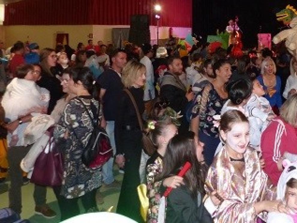 Colorido desfile de disfraces en los carnavales de Monzón