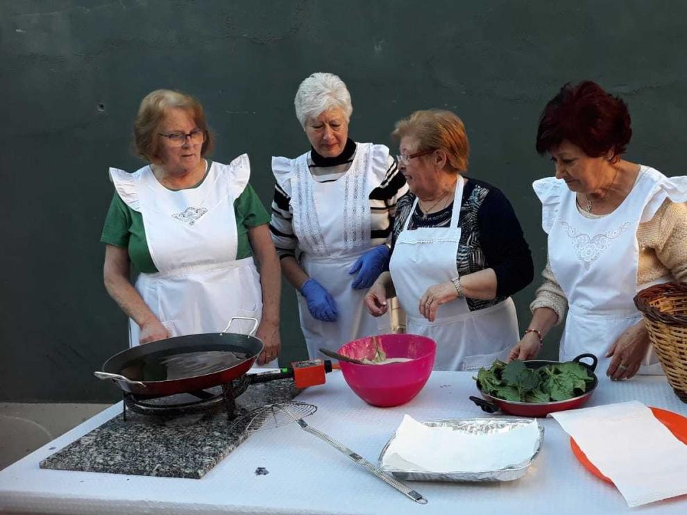 Colungo reparte más de 400 crespillos en uno de sus días más animados del año