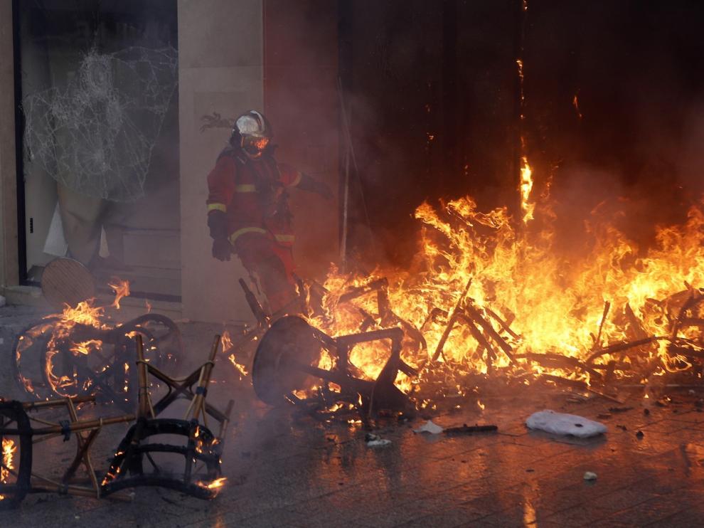 Los "chalecos amarillos" lanzan un ultimátum con altercados en París