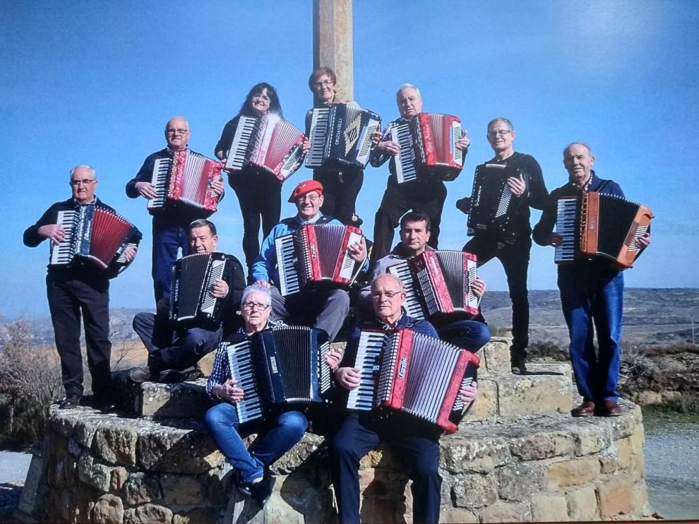 "Con un acordeón y un violín, ya habría fiesta"