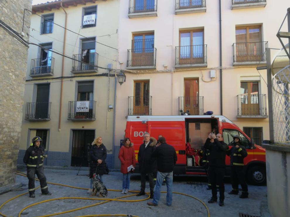 Dos vecinos de Jaca, hospitalizados al saltar de un tercer piso en un incendio