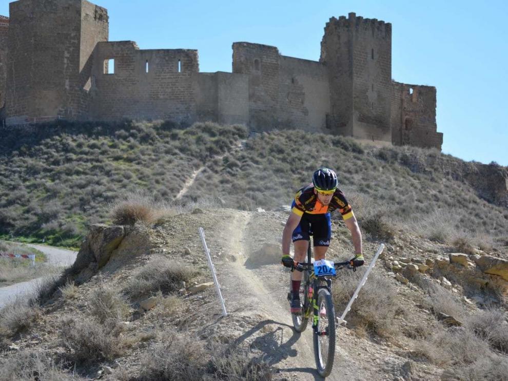 Espectáculo a dos ruedas en Quicena en el XCO Castillo Montearagón Podoactiva