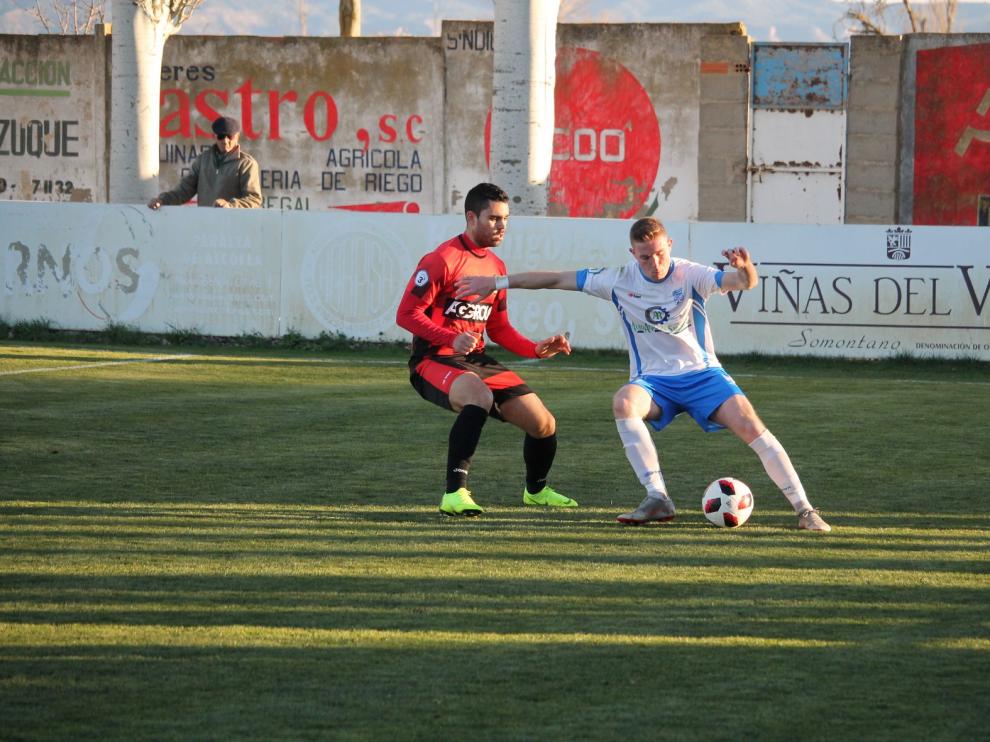 La cabeza del sariñenense Guti deja los tres puntos en el campo de El Carmen