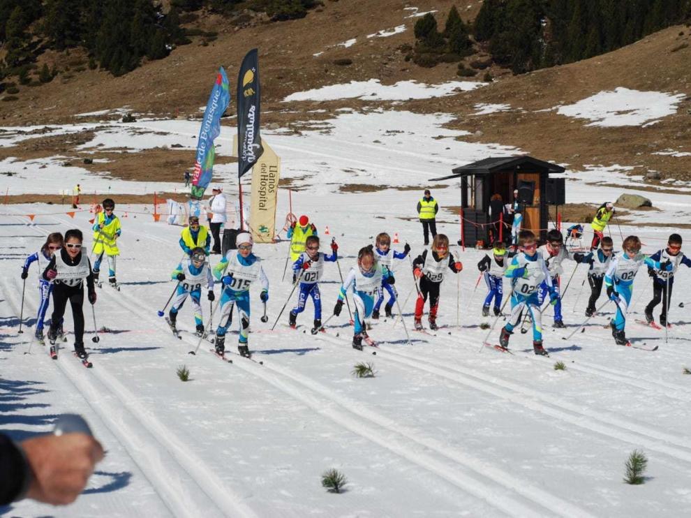 El Trofeo Mainada reúne a 110 jóvenes esquiadores en Llanos del Hospital de Benasque