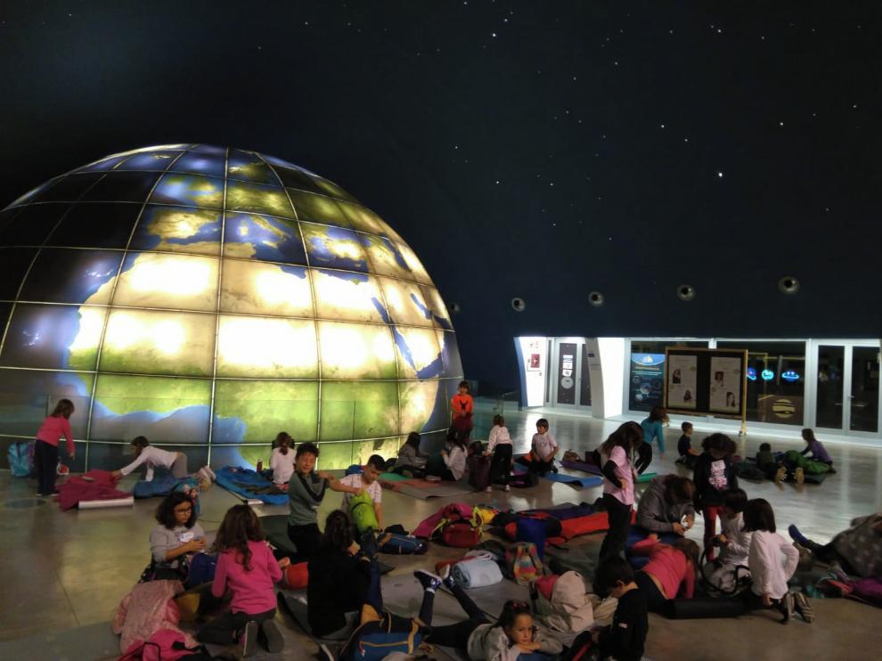 Los escolares de Huesca conocen la Luna de cerca a través de Julio Verne