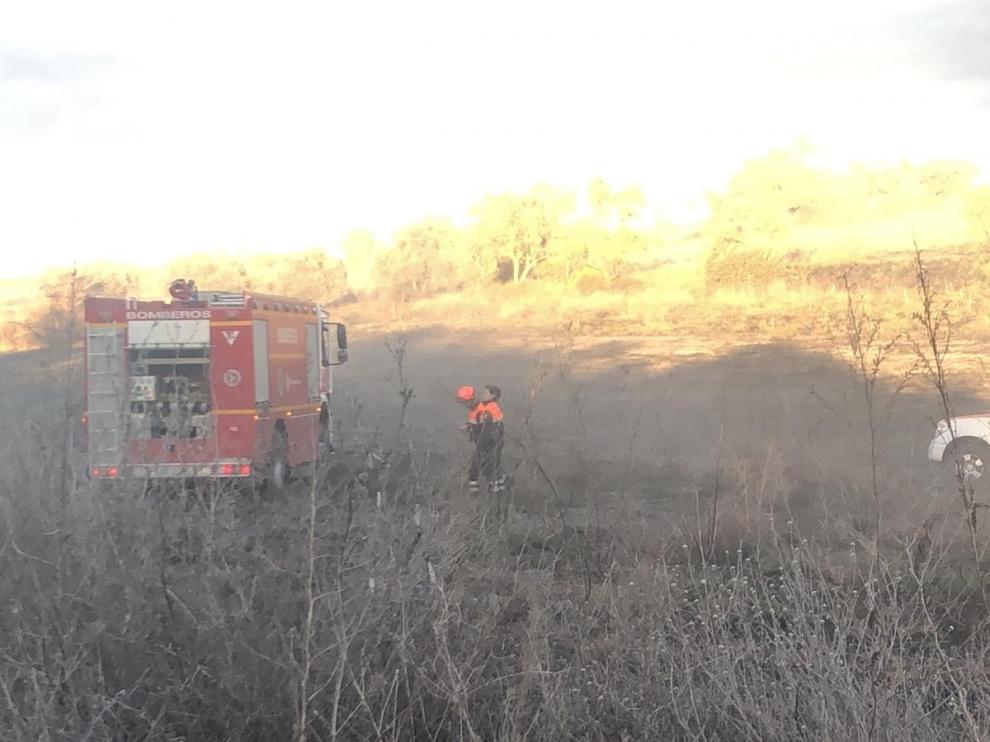 La rápida intervención de los bomberos evita que se propague un fuego en el Camino de Costean de Barbastro