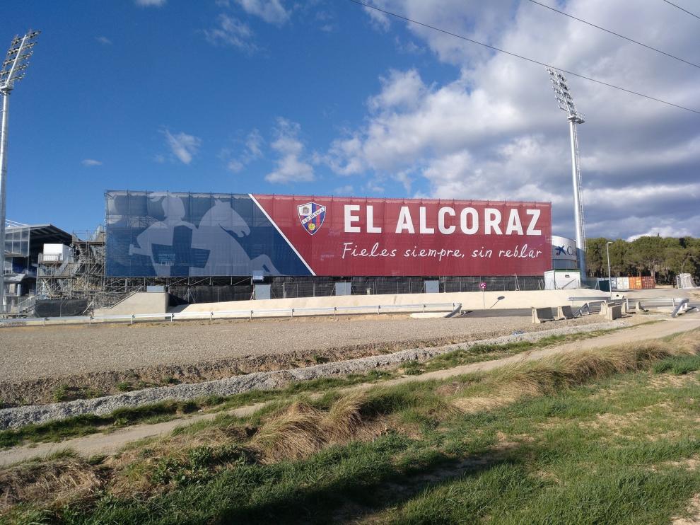 El Alcoraz mejora su aspecto con una nueva lona sobre la tribuna de Gol Sur