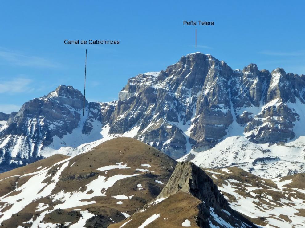 Complicado rescate de tres montañeros que se encontraban enriscados en el pico Peña Telera