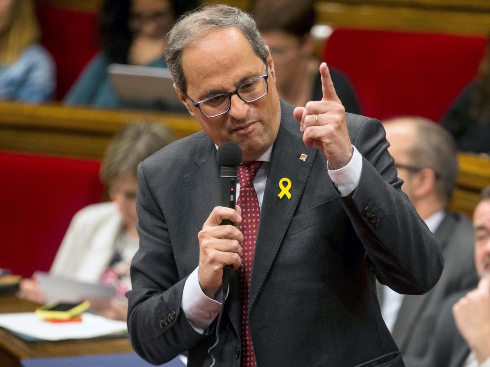 Torra valora seguir la indicación del "Síndic" para quitar los lazos