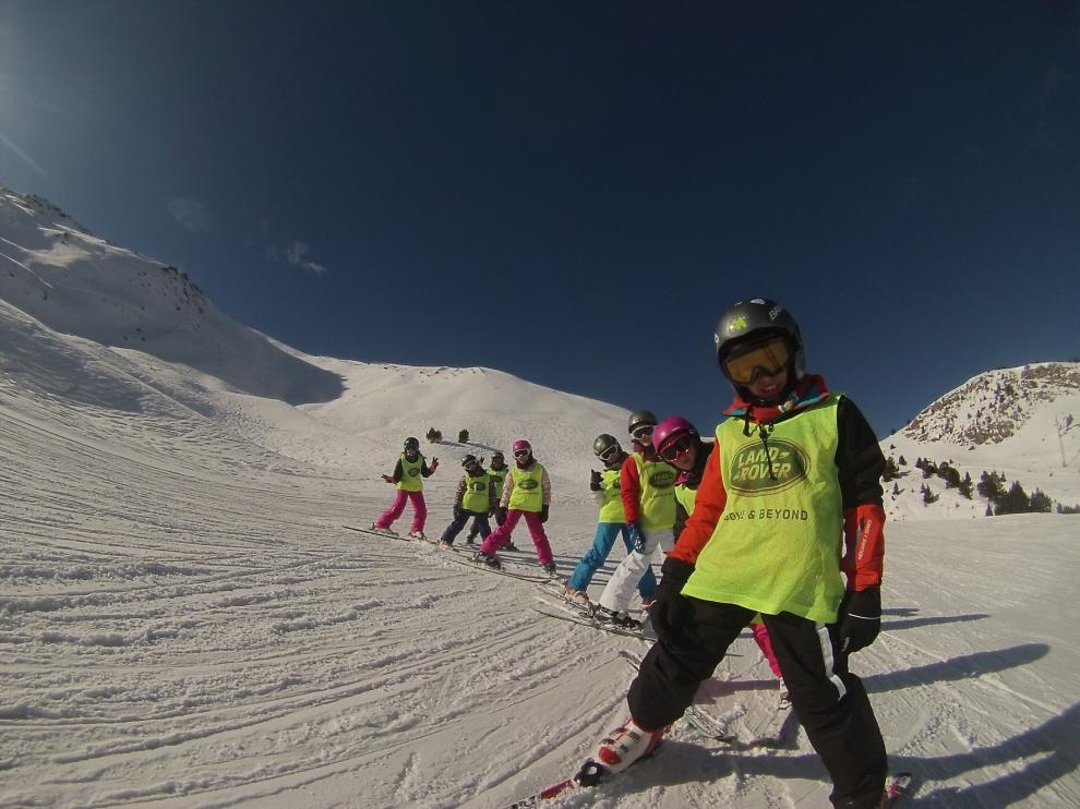 Los escolares disfrutan del "oro blanco" del Pirineo de Huesca