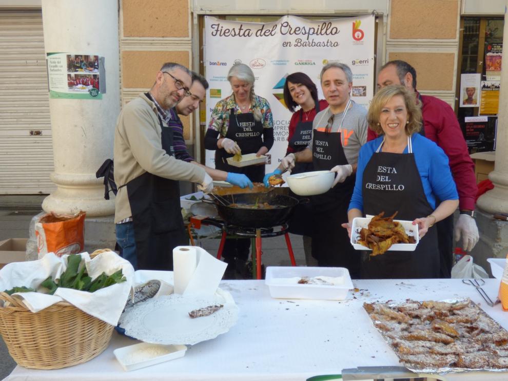 Vecinos y visitantes de Barbastro saborean 14.000 crespillos en la Plaza del Mercado