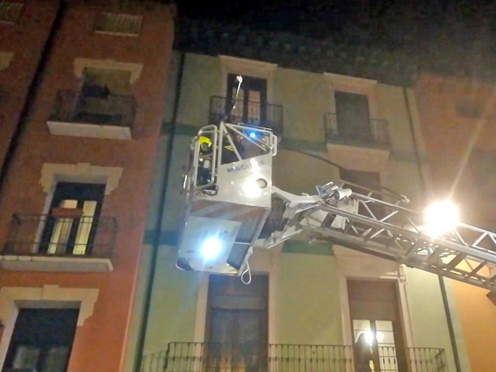 Los Bomberos de Huesca aseguran una antena en el tejado de un edificio del Coso Bajo