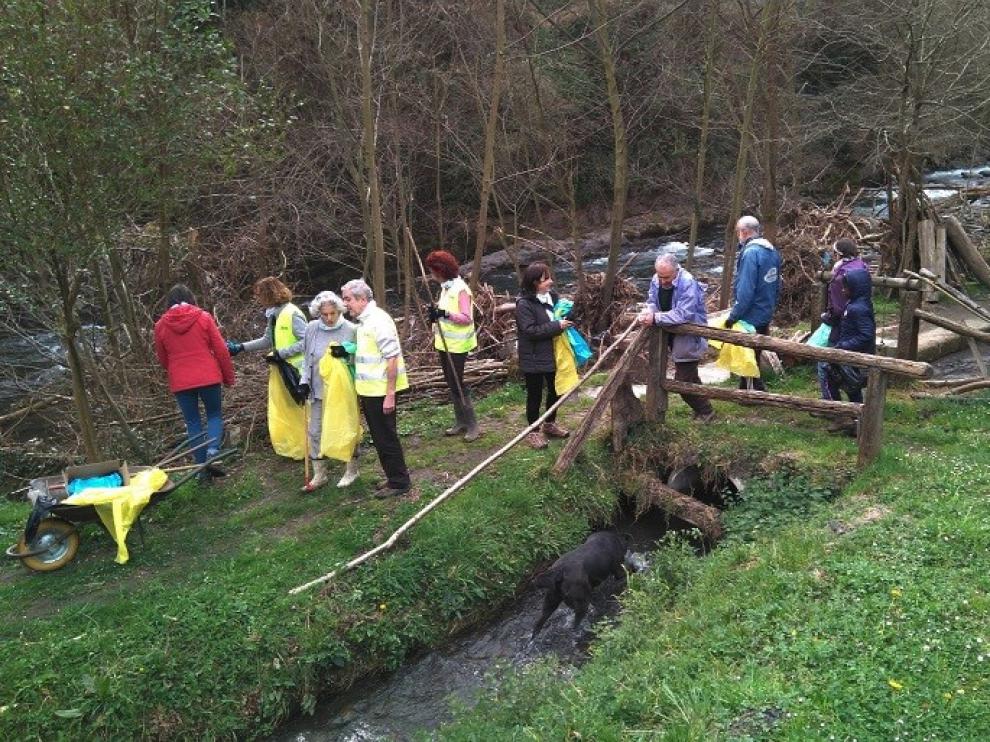 Cerca de 200 voluntarios aragoneses caracterizan 2.232 residuos abandonados en entornos fluviales