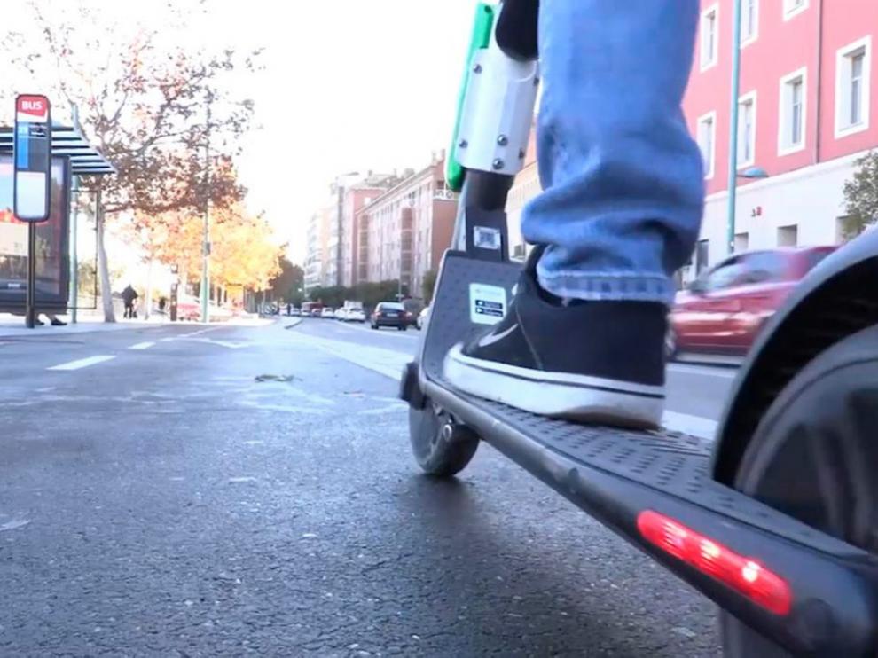 Herida la conductora de un patinete eléctrico al colisionar con un turismo en Zaragoza
