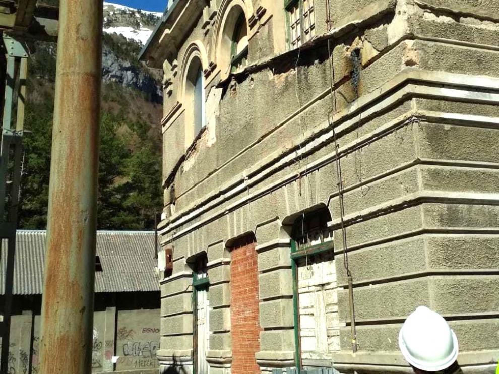 Polémica por las marquesinas que ocultan los torreones norte y sur de la Estación de Canfranc