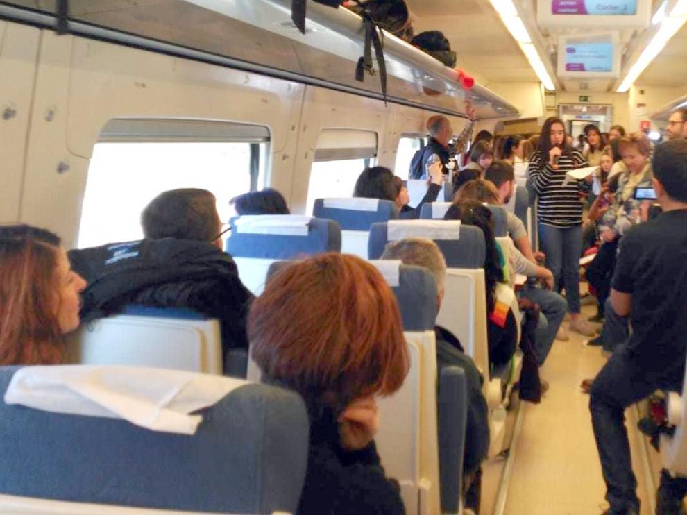 El IES San Alberto Magno de Sabiñánigo conmemora el aniversario del descarrilamiento del tren