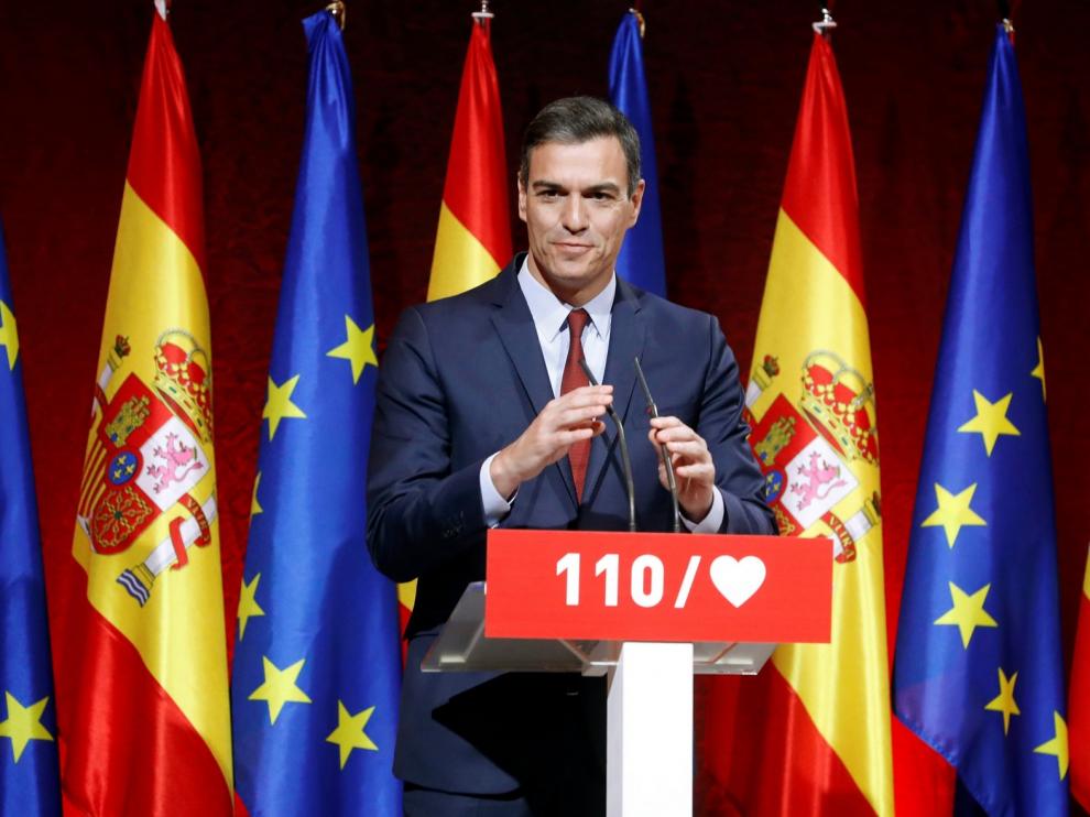 Sánchez ofrece un programa social sin nombrar a Cataluña