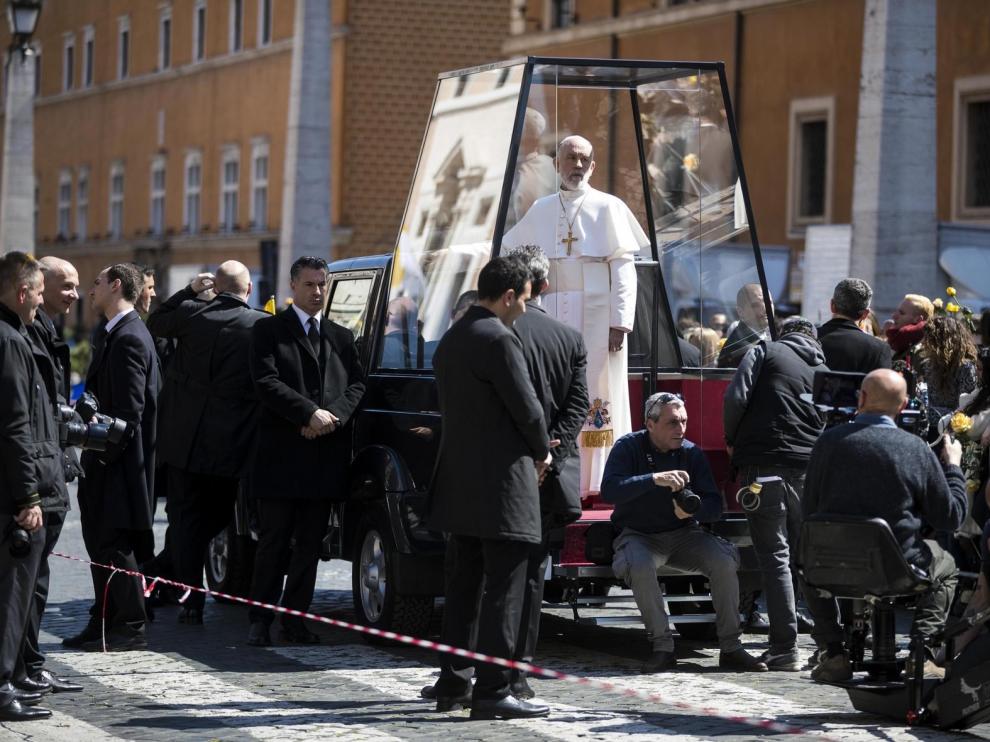 John Malkovich desfila frente al Vaticano como el "nuevo papa"