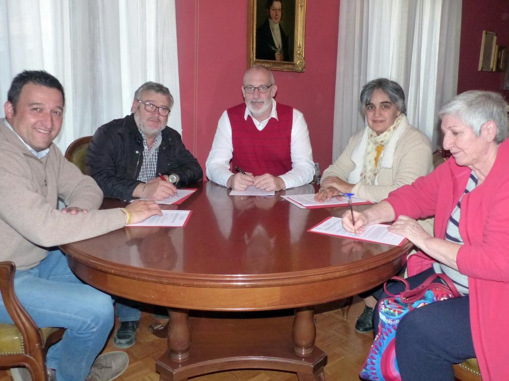 El Ayuntamiento de Monzón firma convenios con las asociaciones de vecinos para promover la actividad social y cultural