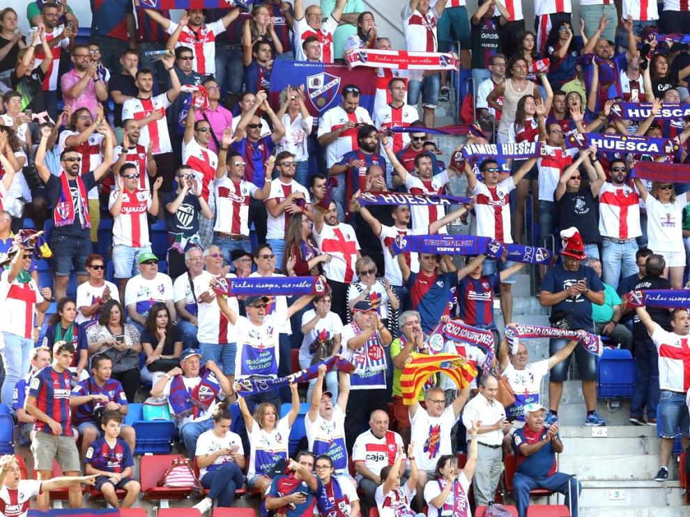 "¡Sí, sí, sí, nos vamos a Madrid", el grito de la ilusión en un día histórico para la afición del Huesca