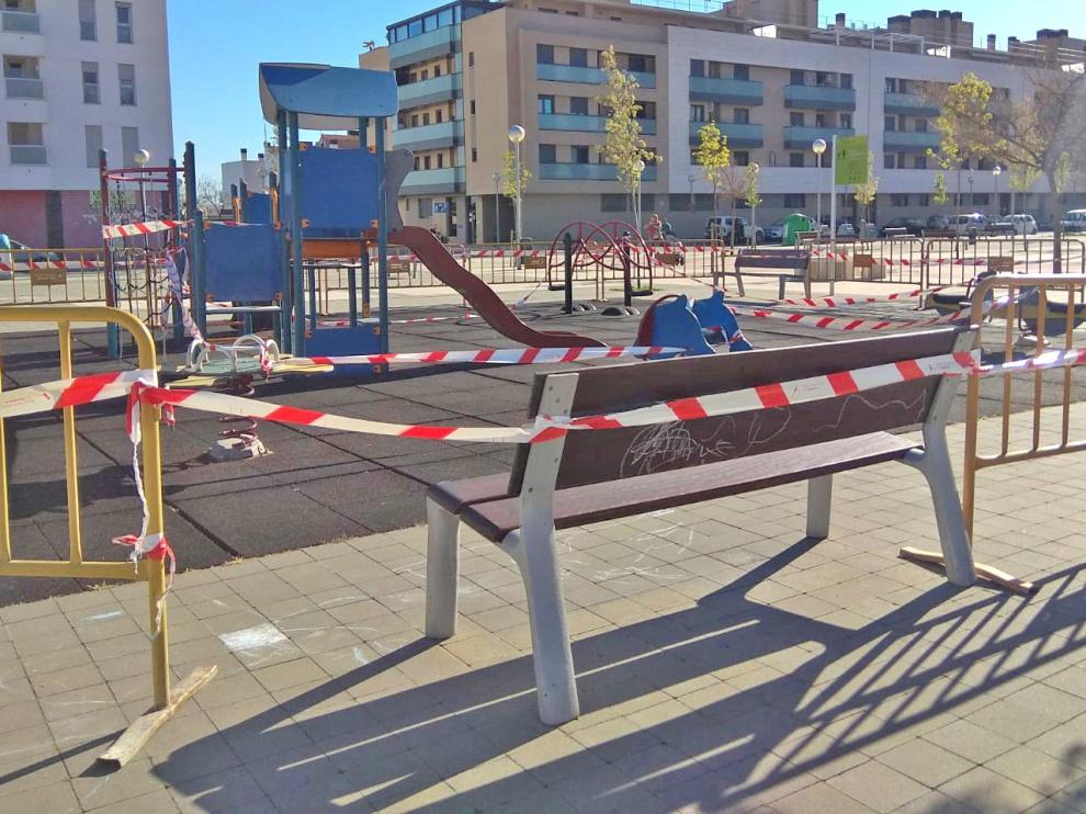 Vecinos se quejan por el cierre dos semanas de un parque infantil del barrio de Los Olivos de Huesca