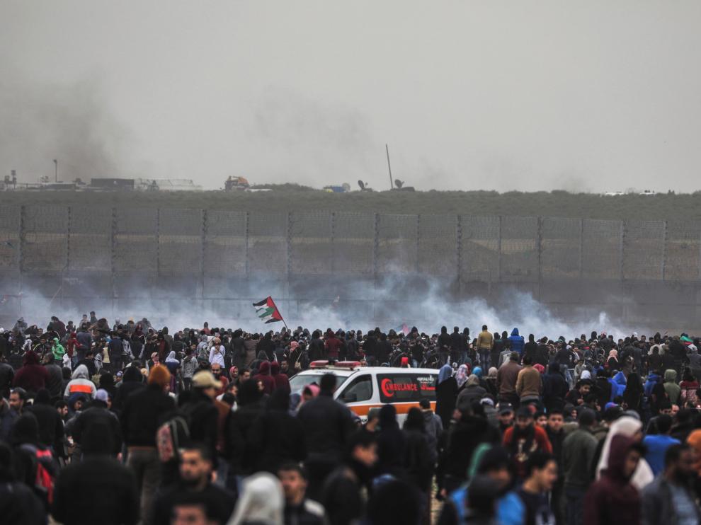 Una multitudinaria protesta deja tres fallecidos en Gaza
