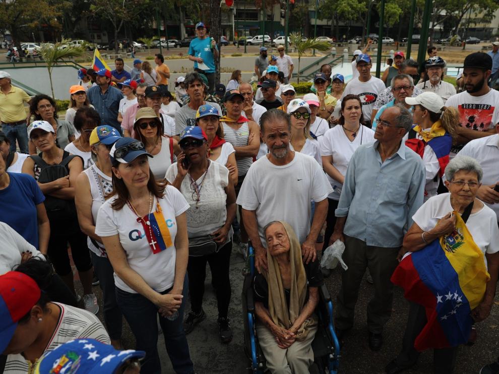 Manifestantes divididos en una Caracas otra vez sin luz