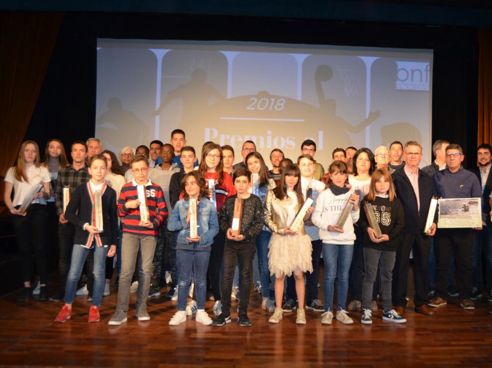 Binéfar premia a sus deportistas y otorga una distinción especial al pescador Juan Manuel García