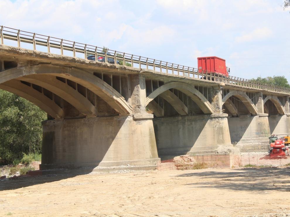 La DGT autoriza el paso de máquinas agrícolas por la A-22 durante las obras en el puente del Cinca